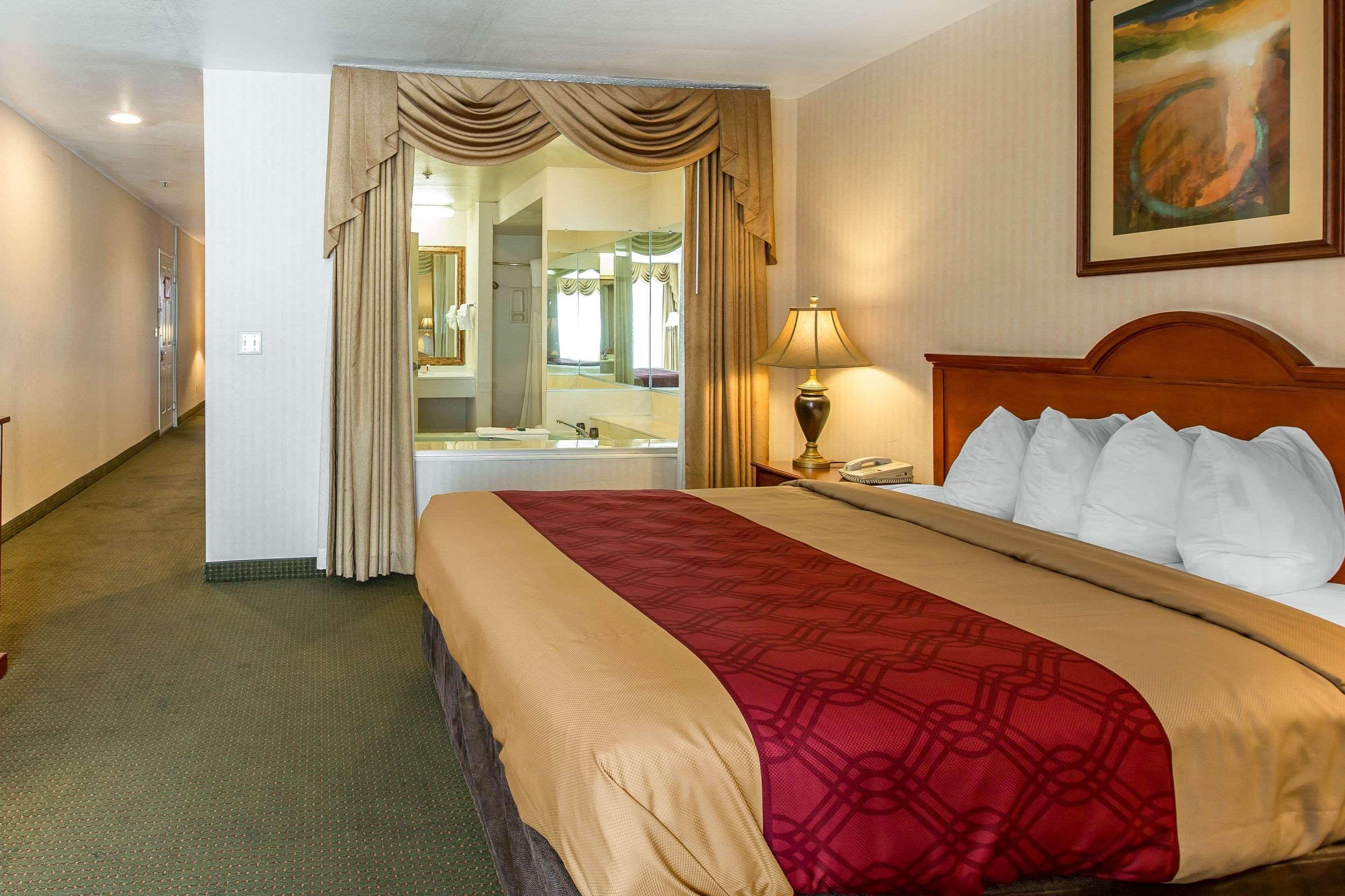 Econo Lodge Inn & Suites Riverside - Corona Dış mekan fotoğraf